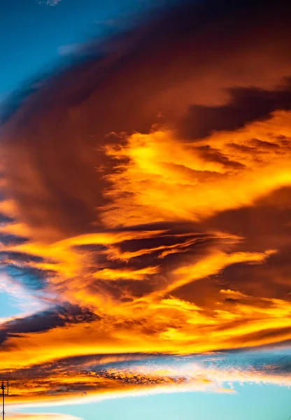 Сумерки Изображающие Золотые Облака Летящие Небу Марбельи Время Заката — стоковое фото