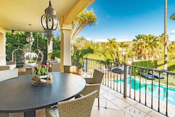 Uma Imagem Uma Área Terraço Lado Uma Piscina Uma Vila — Fotografia de Stock