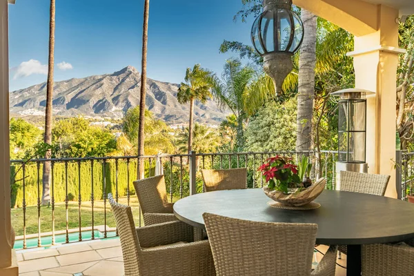 Marbella dağlarına bakan bir villadan Costa del Sol boyunca uzanan bir yemek masası manzarası. 