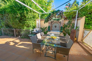 İspanya 'nın güneyindeki Marbella' da bir villada bir bahçe yemek alanının görüntüsü. 