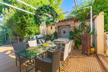 Costa del Sol boyunca bir villanın içindeki bahçe terası yemek masasının görüntüsü. 