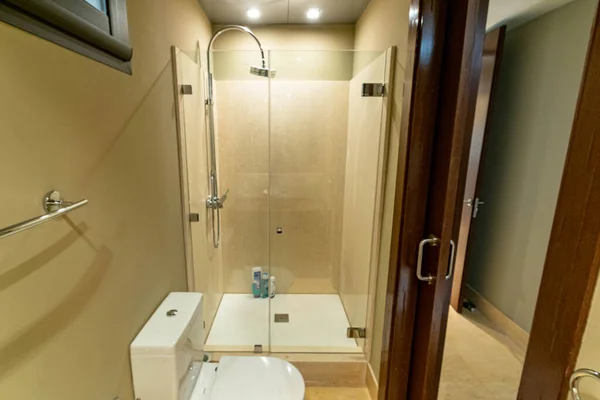 Kosta Del Sol 'da bir apartmanın banyosunda ayakta bir duş. 