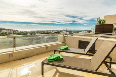 Costa Del Sol 'un Akdeniz kıyı şeridine bakan lüks bir apartmanın terasından, dinlenme odaları kapanmış. 