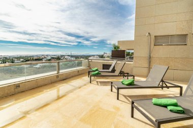 Güney İspanya 'nın Akdeniz kıyı şeridine bakan bir dairede güneşlenenlerin bir seçimi.