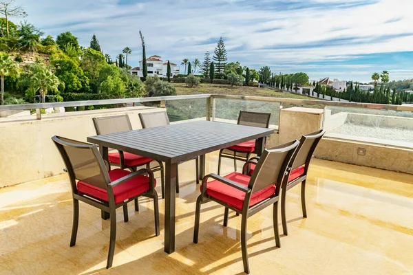 Una Mesa Comedor Una Terraza Lujo Con Vistas Costa Mediterránea —  Fotos de Stock
