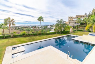 Costa Del Sol 'un Akdeniz kıyı şeridinin havuz manzarası 