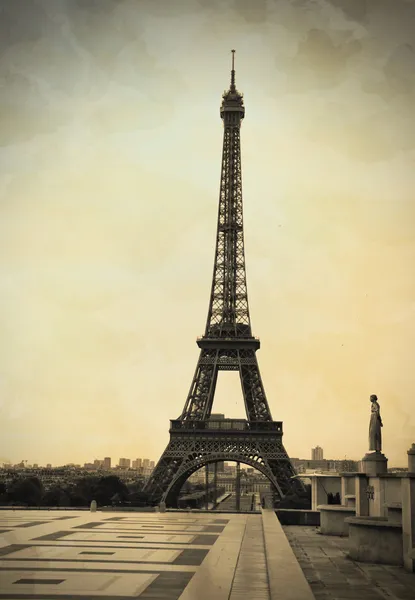 The beautiful Eiffel Tower in Paris toned in retro style — Stock Photo, Image