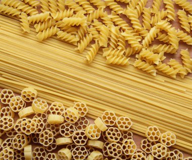üç tip-in pişmemiş (çiğ) makarna (makarna): spagetti, düdük ve fiori