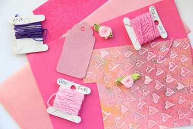 pastel pembe ve mor kağıdı kompozisyon yapım: Konu, Kraft kağıt, zanaat öğeleri