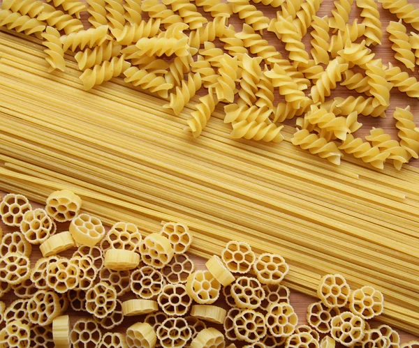 Trois types de pâtes (crues) non cuites (macaronis) : spaghetti, fusilli et fiori — Photo