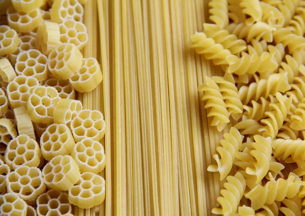 Trois types de pâtes (crues) non cuites (macaronis) : spaghetti, fusilli et fiori — Photo