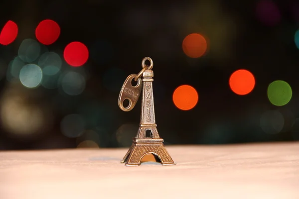 Liten brons kopia av Eiffeltorn — Stockfoto
