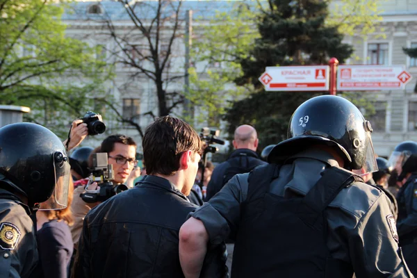 Moskova 7 Mayıs: bir muhalefet, çevik kuvvet polisi protesto karşı Başkan putins açılışı 7 Mayıs 2012, Moskova, Rusya.