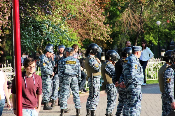 Moskova 7 Mayıs: bir muhalefet, çevik kuvvet polisi protesto karşı Başkan putins açılışı 7 Mayıs 2012, Moskova, Rusya.
