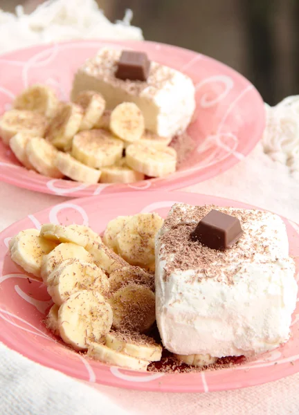 Helado con chocolate rallado y rodajas de plátano: dos porciones —  Fotos de Stock