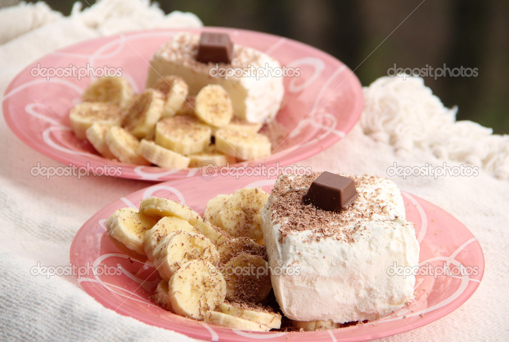 Ice cream with grated chocolate and slices of banana: two portions