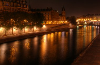 Paris gece: seine Nehri ve ışıklı riverbank, Ile de la cite.