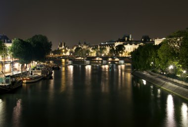 Latin Mahallesi ve river seine adlı gece cite, paris şehir merkezine gelen görüntüleyin..