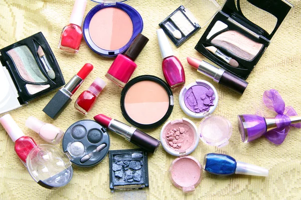 Göra upp sortiment: läppstift, nagellack, Rouge, ögonskuggor, foundation och puder av olika färger — Stockfoto