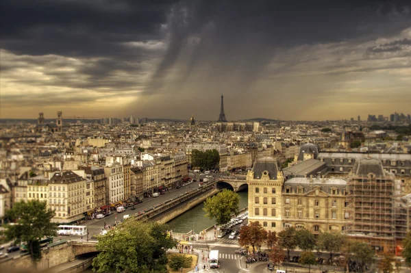 Θέα στο Παρίσι από notre dame de paris, hdr με κυκλοθυμική ουρανό — Φωτογραφία Αρχείου