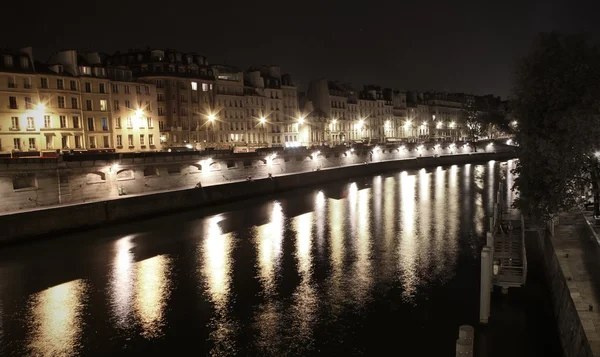 Blick auf das Lateinische Viertel und seine bei Nacht vom Cité, Zentrum von Paris. — Stockfoto