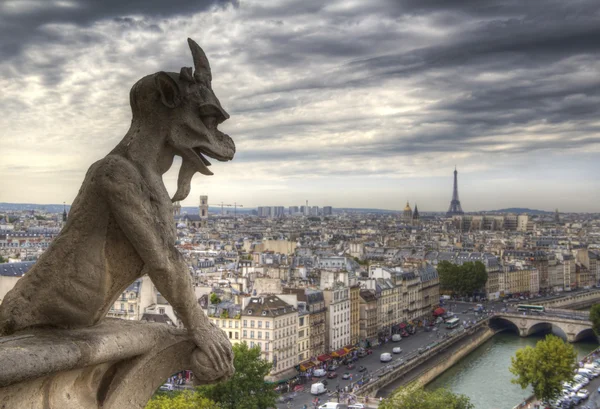 Gargulec (chimera) na Notre Dame de Paris — Zdjęcie stockowe