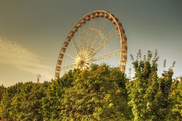 Ferris Wheel in Jardin de Tuilries, Paris, on a sunny day. HDR. — Stock Photo, Image