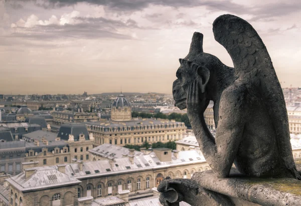 Gargulec (chimera) na Notre Dame de Paris — Zdjęcie stockowe
