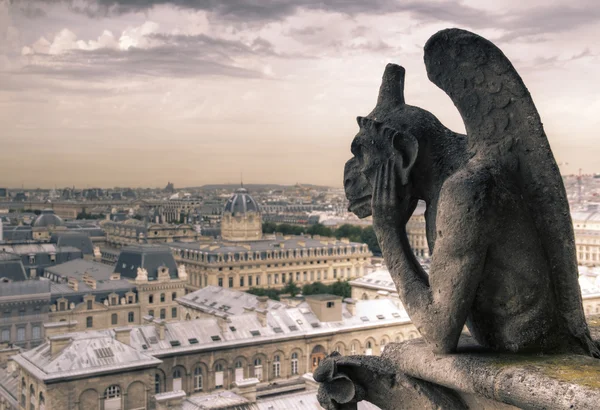 Wasserspeier (Chimäre) auf notre dame de paris — Stockfoto