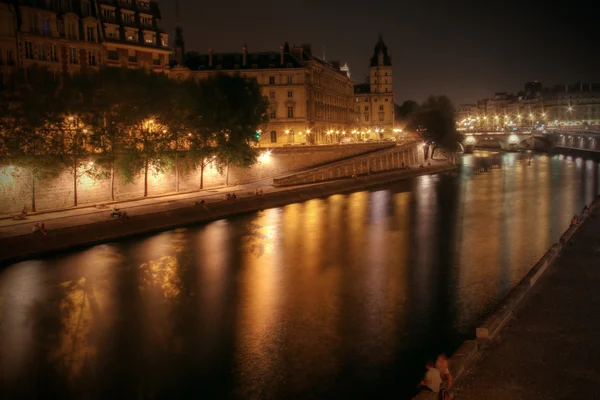 Blick auf das Lateinische Viertel und seine bei Nacht vom Cité, Zentrum von Paris. — Stockfoto