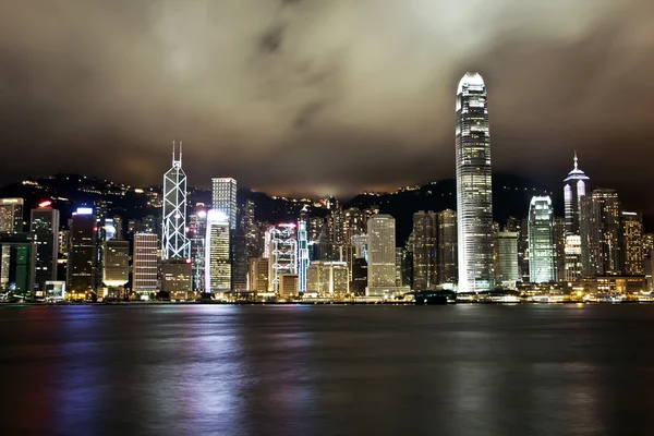 Isla de Hong Kong, Distrito Financiero por la noche disparado desde Kowloon a larga exposición — Foto de Stock