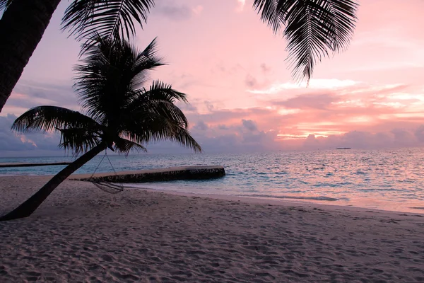 Zonsondergang aan het strand — Stockfoto