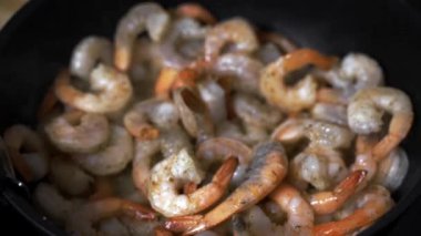 Büyük karidesler pişiriyorum. Kral karidesler tavada kızarır.