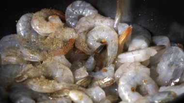 Büyük karidesler pişiriyorum. Kral karidesler tavada kızarır.