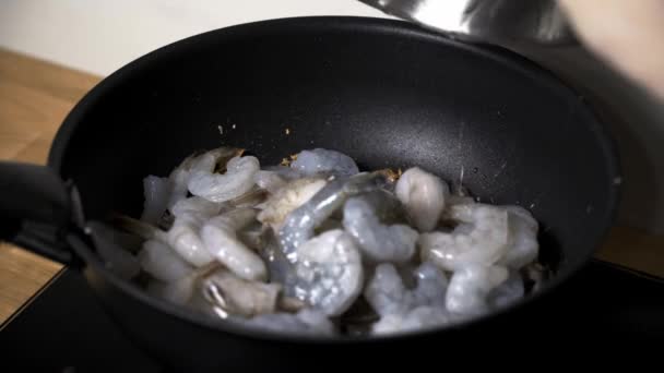 Cocinar camarones grandes. Los langostinos se fríen en una sartén — Vídeo de stock