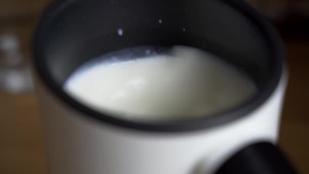 Automatisch maken van een perfecte melkschuim voor koffie. Kleine belletjes en romige uitstraling — Stockvideo