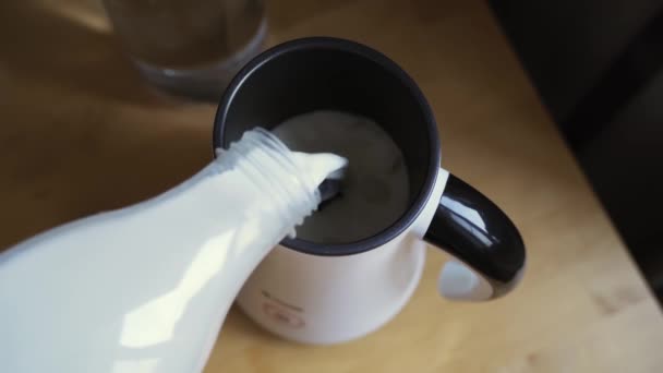 Automático fazendo uma espuma de leite perfeito para o café. Pequenas bolhas e olhar cremoso — Vídeo de Stock