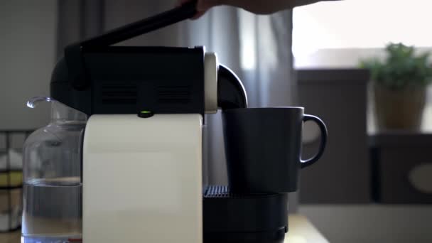 Hacer una taza de café con una máquina de café — Vídeos de Stock