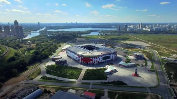 Вид с воздуха на футбольный стадион "Открытие Арены", летняя антенна — стоковое видео