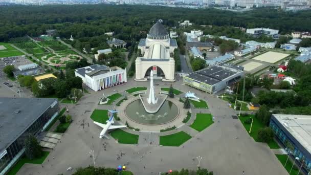 Vista aerea di piazza VDNKh a Mosca, persone che camminano nel fine settimana — Video Stock
