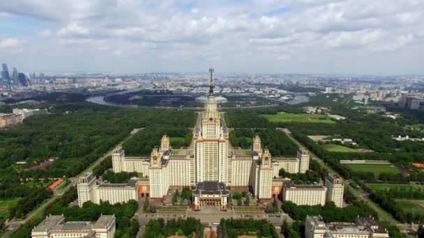 Moskova Devlet Üniversitesi, Sparrow Hills, Rusya 'daki MSU, hava manzaralı — Stok video