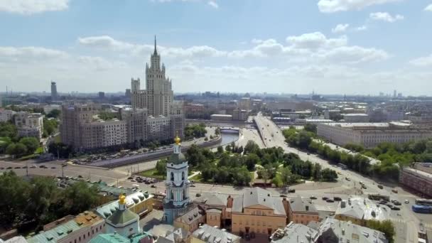 Kotelnicheskaya Kulesi, Moskova şehir manzarası bölgesi yazın, hava manzarası — Stok video