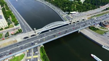 Moskova şehri, nehir ve köprü, hava manzaralı.