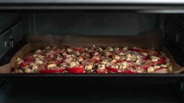 自家製ピザチーズ、トマト、キノコ、オーブン電子レンジタイムラプス — ストック動画