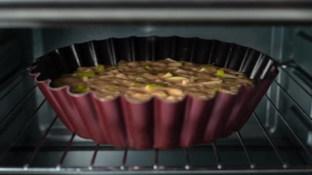 Torta de maçã está assando no forno, massa crescente com frutas, close-up timelapse — Vídeo de Stock