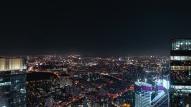 Moskova şehir panoramasından Ostankino kulesine gece hava görüntüsü