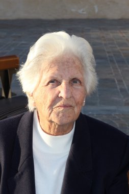 Yaşlı bayan.