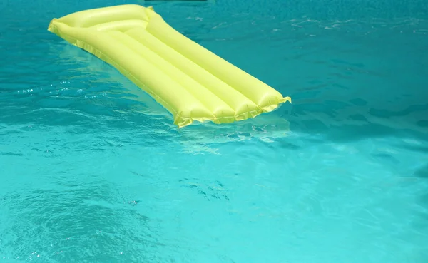 Un Lilo in piscina — Foto Stock
