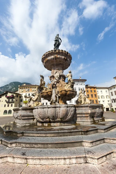 Fonte na praça da catedral de Trento — Fotografia de Stock