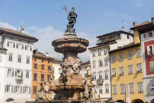 Fuente en la plaza de la catedral de Trento — Foto de Stock
